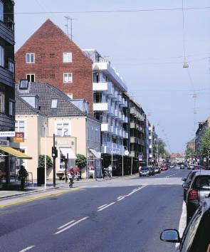 Ordrup bydelscenter Ordrupvejs facadehuse varierer stærkt i alder, størrelse og profil. Systemhuset på Ordrupvej 70 opførtes oprindeligt som et byggeteknisk eksperiment.