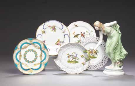 403 402 Sèvres tallerken af porcelæn, dekoreret i turkis og guld med netværksmønster og feston omkring blomsterkrans. Mærket med M. Frankrig, 1765. Diam. 24. Afbildet 5.