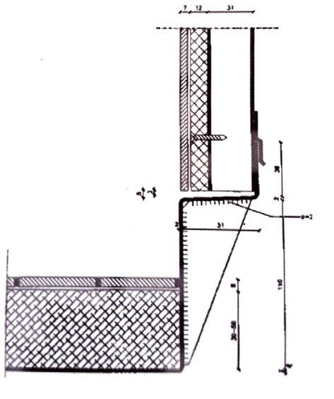 Vandinstallationerne føres over nedhængt loft og lodret ned bag kalciumsilikatpladerne til brusearmatur og håndvask. a) b) Figur 13. a) Vægelement i bukket stål og med kalciumsilikatplade.