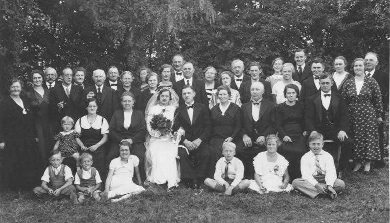 Bryllupsgæster ved Else og Ejvinds bryllup 23. august 1936. Fotograferet i Ejvinds forældres have. 1. Temine Petersen (g.m. 3) 2. Anna Jørgensen (Elses søster) 3. Niels Petersen (g.m. 1) 4.
