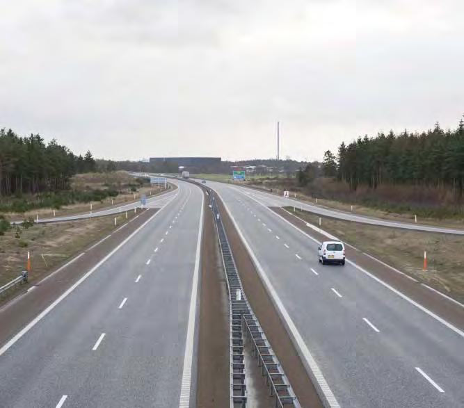 centreret omkring Herningvej/Vejlevej, Rute 18, og jernbanen. Omfartsvejen øst om byen er for nylig udvidet til motorvej, så der nu er både jernebane og motorvej mellem Herning og Vejle.