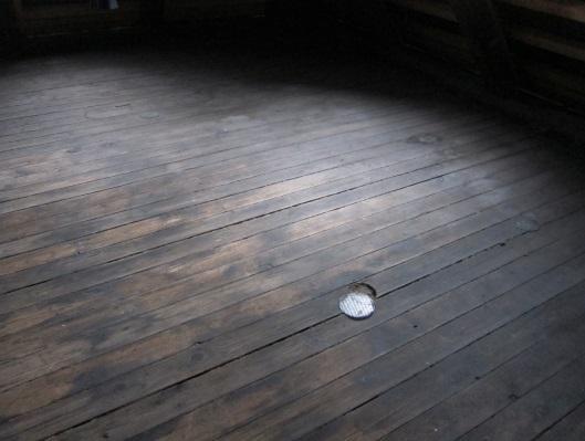 Mod loftet er der efterfølgende indblæst isolering mellem forskalling og indskudsbrædder. Blæsehullerne er synlige på loftets gulv.