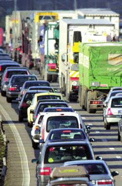 Mere end 75 % af al transport foregår på vejene, og voksne danskere bruger i gennemsnit en time om dagen i trafikken.