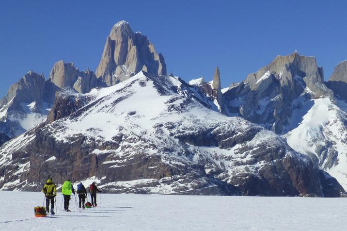På turen ud til gletsjeren fortæller guiden om nationalparkens natur.