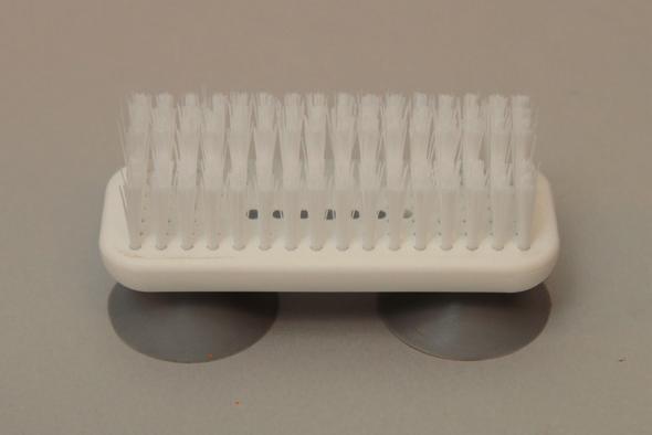 Neglebørste m. sugekopper Fremstillet i plastik med nylonhår i 2 længder. Kan fastgøres i håndvasken.