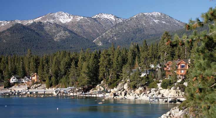 Lake Tahoe Yosemite der flere muligheder for at gå ture til nærliggende søer og vandfald. Verdens femte højeste vandfald, Yosemite Falls, ligger kun få minutters gang fra vejen.