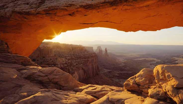 Mesa Arch Dag 9: Moab, UT Vi anbefaler, at I kommer tidligt af sted fra hotellet i Moab, for temperaturerne kan i sommermånederne nå 45 grader i det sydlige Utah allerede før middag.