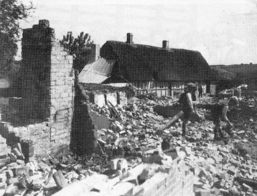 Købmand Hansens butik (i baggrunden i billedet) efter storbranden 1934, der gjorde 7 familier i byenden (Thorsgade øst for Kløvervangen) husvilde.