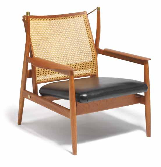 UDVALGTE MØBLER OG DESIGN 709 HANS J. WEGNER f. 1914 "Swivel Chair". Kontorstol med kopstykke af teak, stel af poleret stål på "kuglehjul", sæde med betræk af sort skind. Model JH-502.