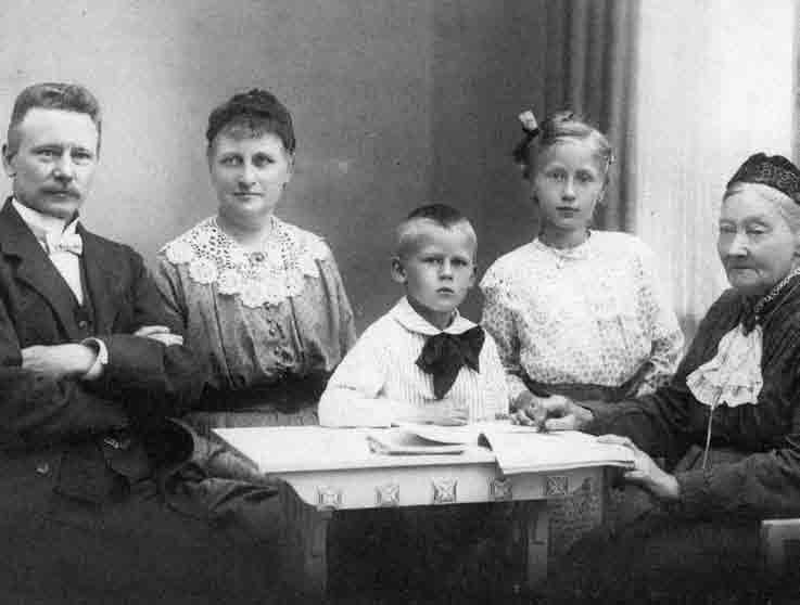 EN LYRISK NATURALIST 169 Figur 3. Familien Eriksen ca. 1918: Ma