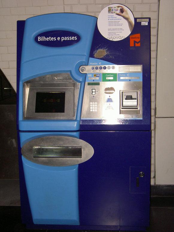 Figur 5.2 Forudkøb af billetter sker på den blå maskine til venstre. Maskinen til højre kan kontrollere på forhånd validerede elektroniske kort.