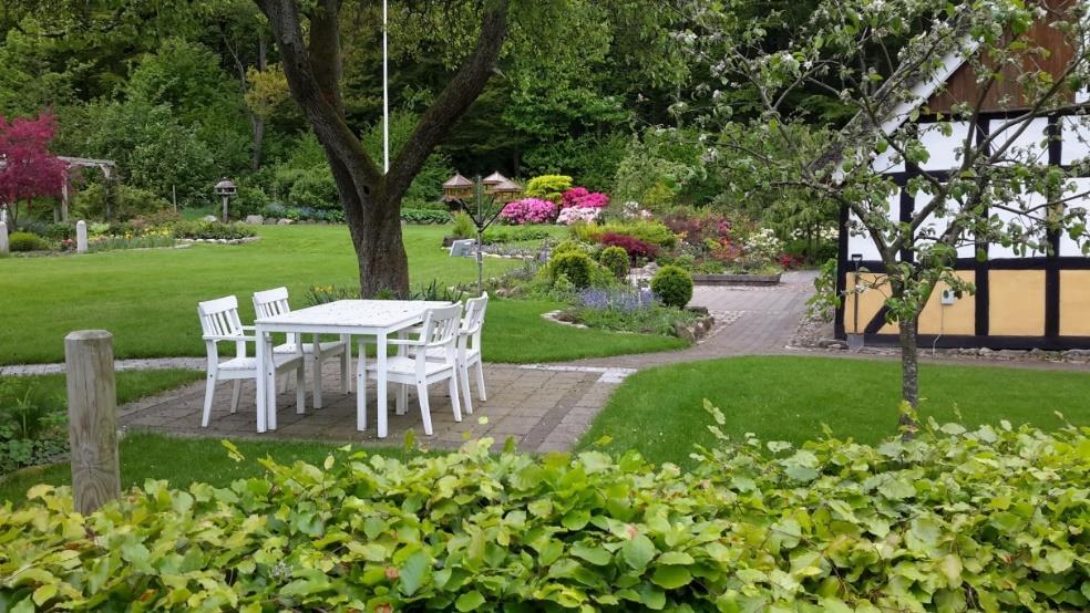 De nuværende beboere har påtaget sig at renovere den forsømte have i den Brüderiche stil, dvs.