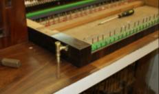 Spillebord Manualtangenter er renset, undertangenter forsynet med nye belægninger af ben. Foringer ved forreste styrestift i tangenter fornyet. Nyt slagfilt monteret.