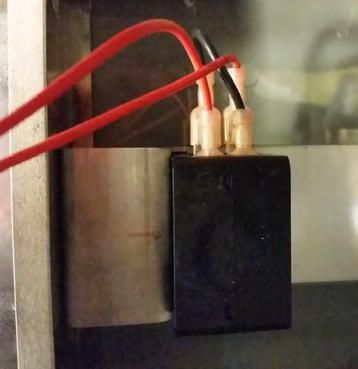 c) Beslaget med kedeldetektorswitchen (35) kan udtages ved at løsne de to skruer (36) og fjerne de to røde ledninger.