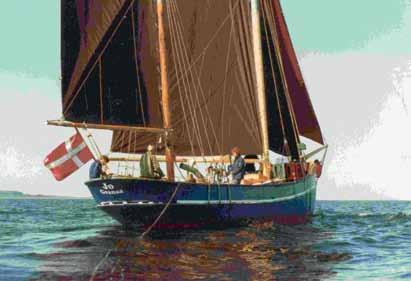 Evas tidlige bekendtskab med fartøjer af træ nemlig hajkutteren Jo som her ses på Kattegat