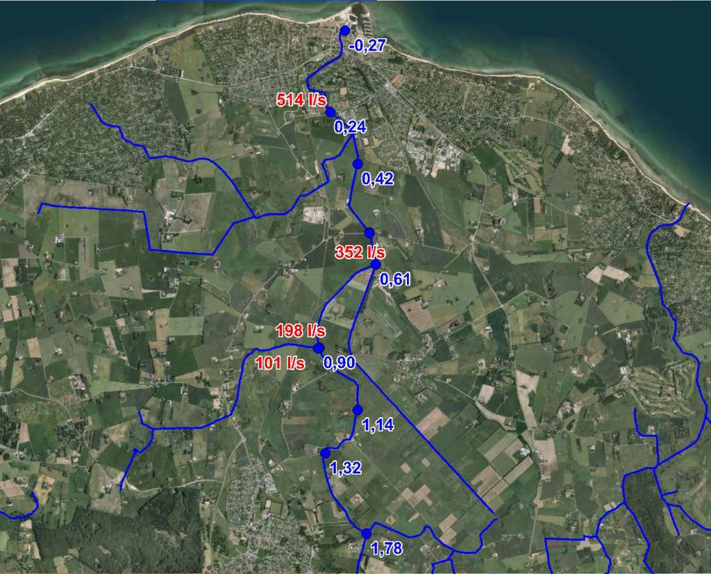 Figur 12. De målte vandspejlskoter angivet i m DVR90 med blåt og målte vandføringer i l/s med rødt ned igennem Søborg Landkanal og Søborg Kanal den 25. februar 2013. Der er den 20.