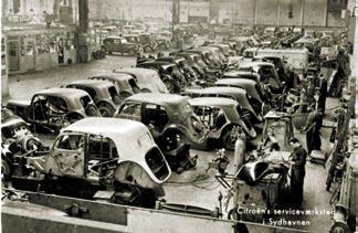 View over Citroëns store værkstedshal i begyndelsen af 1950 erne, hvor personvogne blev omdannet til varevogne. Til højre varevogn type I med jalousibagdør.