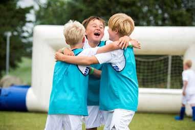 Uge 27 Mikro Fodboldskole - Hillerød Fodbold Giv dit barn et par dage fyldt med en masse fodboldtræning og leg, der er tilrettelagt, så det passer til de yngste fødder. Tidspunkt 4. juli - 5.