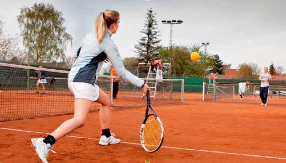 Uge 28 + 31 Hillerød Tennisklub Hillerød Tennisklub inviterer alle børn mellem 6-11 år til at prøve en uge med tennis træningen vil foregå på små baner hvor der spilles, trænes og leges med