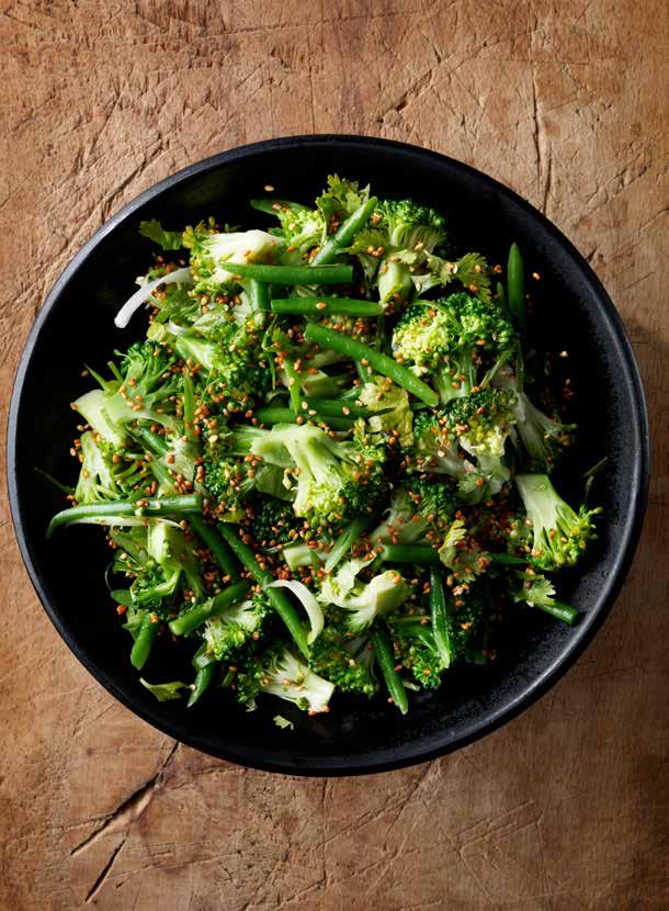 Broccoli med sesam, koriander og miso Miso fremstilles af gærede sojabønner og anvendes normalt i dashi, japansk bouillon, og i misosuppe.