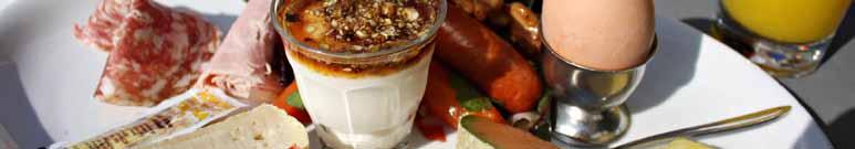 Frokost Brunch-tallerken Græsk yoghurt med syltede skovbær, brie, frugt, marmelade, 2 slags pålæg, røræg med bacon, små pandekager, en croissant og brød. Ad libitum kaffe eller the.