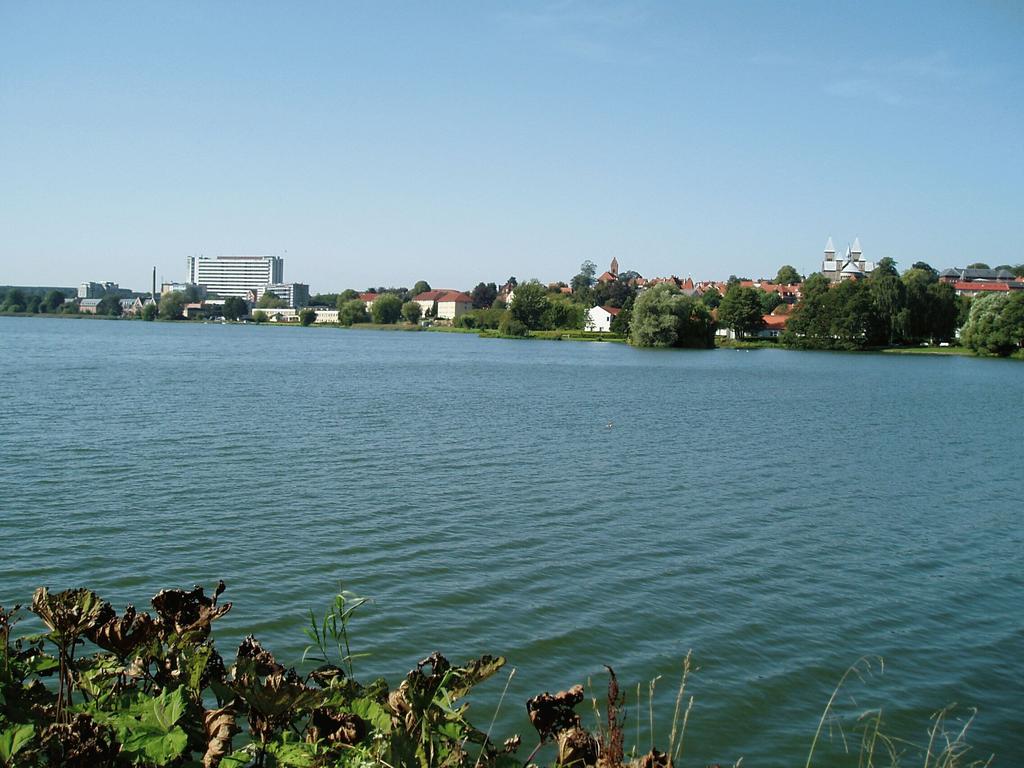 5 1. Baggrund og formål med undersøgelsen Som led i Viborg Amts tilsyn med miljøtilstanden i søer har der siden 1982 været gennemført en række undersøgelser af de fysiske, kemiske og biologiske