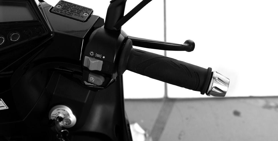 8 > KØRSEL 8.1> START MED ELEKTRISK STARTER Parkér scooteren med centralstøttebenet. Brug baghjulets håndbremse for at undgå at scooteren bevæger sig.
