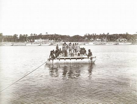 Færge af pontoner, bemandet med ægyptiske soldater. Fra NYPL Digital Gallery.