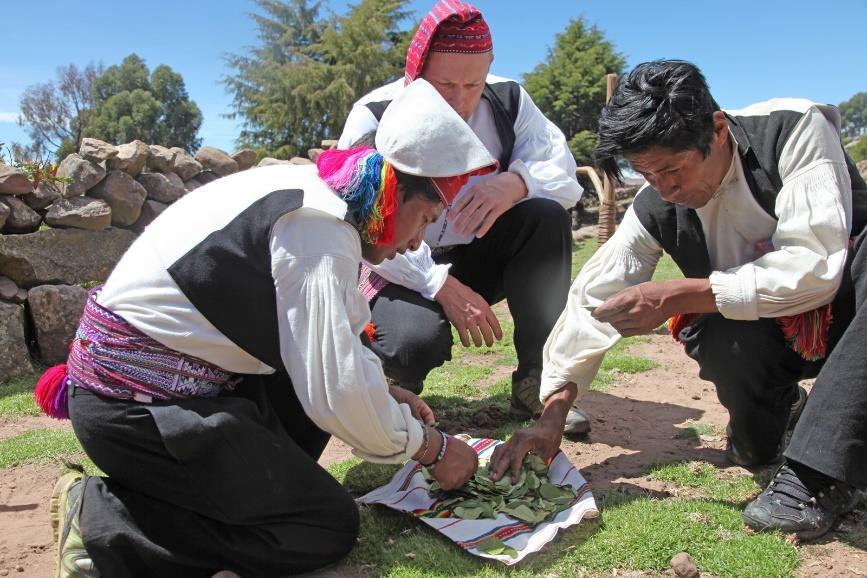 17. september 2019 Taquile Tredages tur på Titicacasøen med besøg på sivøer og Taquile Dag 2 af 3 dage / 2 nætter På Taquile udfører shamanerne ritualer med cocablade.