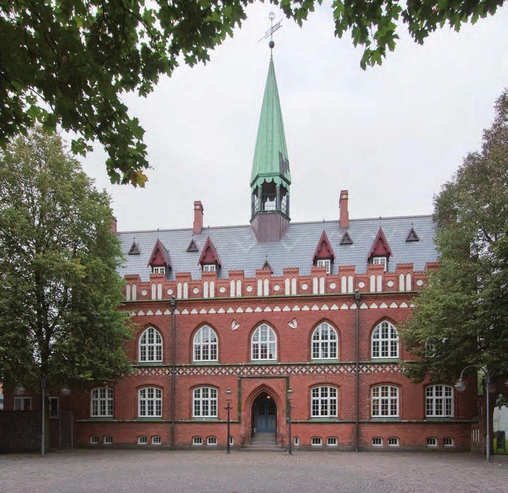 Det tidligere tinghus på hovedgaden huser i dag kontorer for arrestinspektøren for Midt- og Nordjylland.