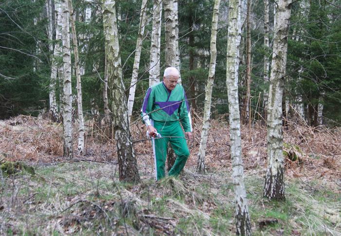 En kold og skadet Leif Berg på vej ud af skoven. Orienteringsafdelingen Tekst og fotos Jan Kofoed Nielsen, Orienteringsafdelingen Forårets 4.