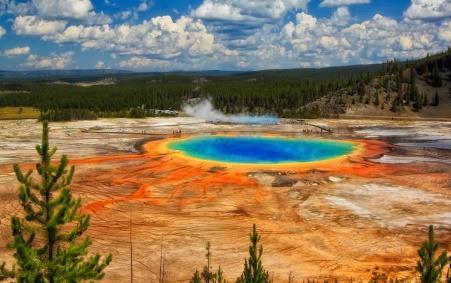 To tredjedele af verdens gejsere findes i Yellowstone Nationalpark, herunder den trofaste Old Faithful, som går i udbrud hvert 92. minut.