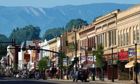 Cody og er beliggende i et betagende område af Wyoming. I byen ligger også Buffalo Bill Historical Center.
