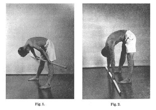 Startposition: Stå med hoftebredt afstand mellem dine fødder og rank din ryg. Figur 1: Buk dig fremover, og hold din stav over låret.