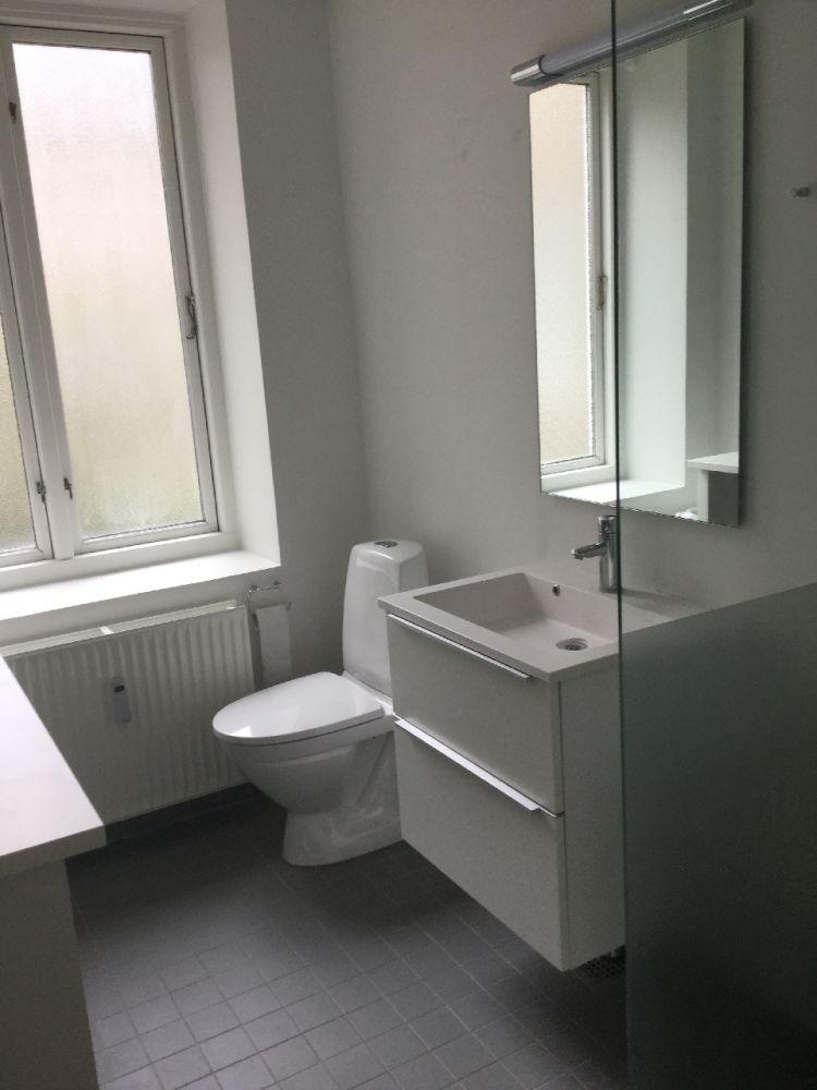 09. WC/Bad WC/badeværelser er opført efter tidens krav og mode med terrazzogulve og hvide fliser på væggene. Ved lejerskifte moderniseres badeværelserne til nutidig standard.