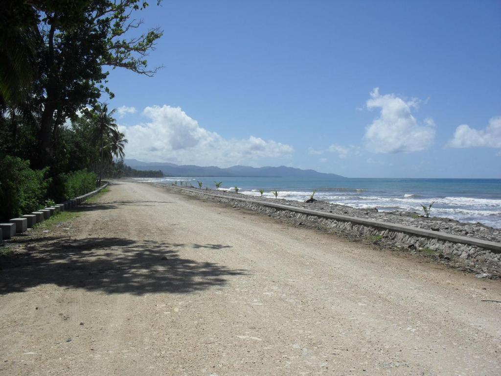 Vi når havet i det sydlige Øst Timor. Havet er blåt og roligt. Vi stopper ved stranden og ser en kirke Inde i en klippehule.