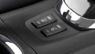 bag (med 2 kopholdere) 2) Sikkerhed 6 airbags (front-, side- og gardinairbags) med nøglekontakt til frakobling af frontairbaggen i passagersiden ABS med bremseforstærker og