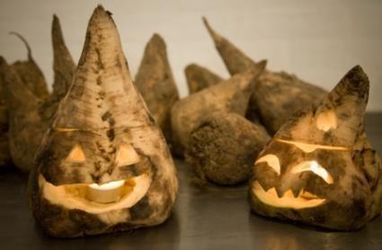 Halloween er en amerikansk udgave af en gammel irsk tradition, der handler om at holde onde ånder fra døren.