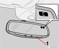 52 Bakspejl med kompas (option) Bakspejlets øverste højre hjørne har et indbygget display, som viser, i hvilken kompasretning bilens front peger.