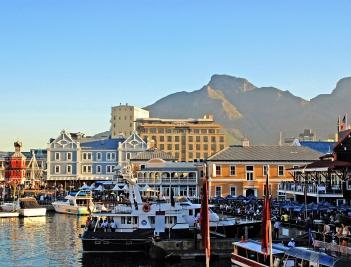 Cape Town er en moderne storby med et stærkt europæisk præg, der ikke mindst kan ses på byens mange bygninger i britisk kolonistil og egnens mange huse i såkaldt cape dutch-stil.