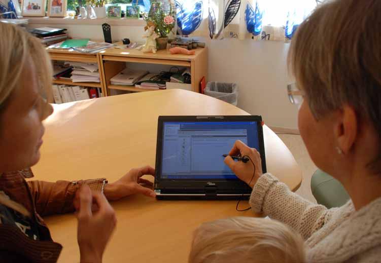 Mor skriver under direkte på den trykk følsomme, snudde skjermen på Tablets PCen. Her sammen med ergoterapeut Mareena Brännare (t.v.).