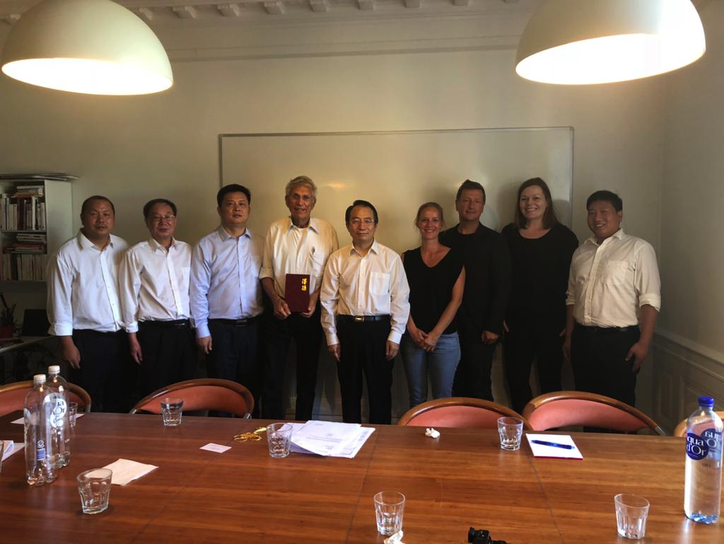 Besøg af kinesisk delegation i København af Julie Jeeg, bestyrelsesmedlem i Retspolitisk Forening Midt i højsommeren, nærmere bestemt den 30.