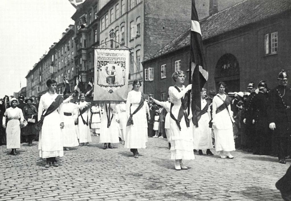 362 Birgitte Possing Ill. 5: Fanevagten med Sif Olsen og de hvidklædte, barhovedede unge kvinder i spidsen for Kvindetoget på vej fra Grønningen mod Amalienborg.