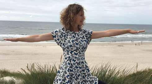 BE YOU A - og stressrådgivning Yogahold Firmayoga Retreats Workshops Foredrag Stressrådgivning Kontakt: Louise Bøje Kjelstrøm