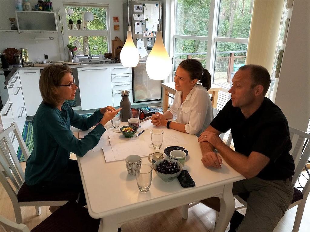 Møde i den danske arbejdsgruppe, som består af Mette, Leonora (næstformand i Relay Trust DK), Anders og Alex.
