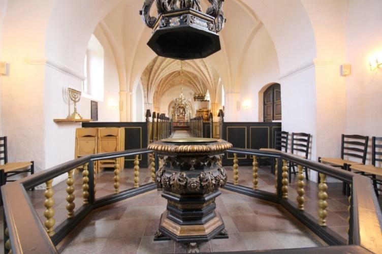 Skal vi tage det i kronologisk orden, må vi begynde med prædikestolen, som er udført som et rigt udskåret renæssancearbejde af Niels Kock i 1636.