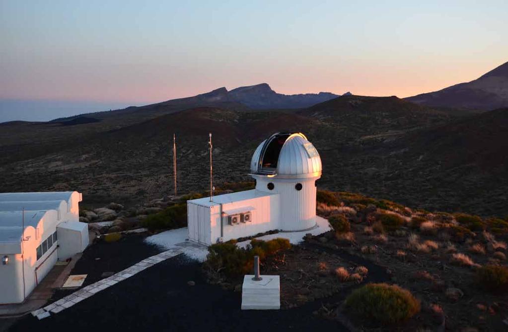 i I samarbejde med Københavns Universitet og IAC på Tenerife har astronomerne ved Aarhus Universitet etableret et teleskop i 2,4 km s højde ved Teide-Observatoriet på Tenerife.