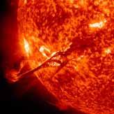 i Eksempler på tre eksplosioner forårsaget af magnetisk aktivitet på Solens overflade. Observationerne er foretaget af solsatellitten SDO den 31. august 2012, den 16. juni 2011 og den 18.