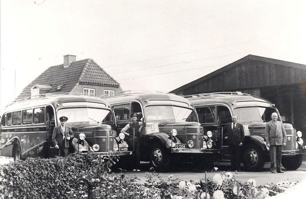 Tre Volvoer tilhørende De Grønne Busser i Rørvig er her fotograferet i Rørvig, hvor de havde deres garage m.