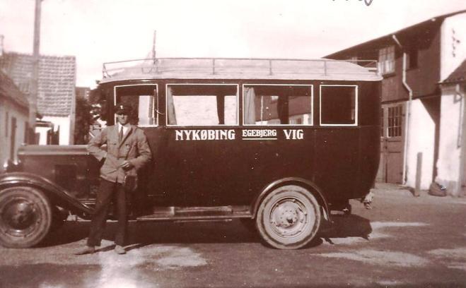 Jørgen Viggo Christensen er her fotograferet sammen med sin Chevrolet fra 1924 ved sin bopæl i Egebjerg. Foto: Jytte Petersen, Bråde. Ruten Nykøbing Egebjerg Vig: Ruten blev påbegyndt den 1.